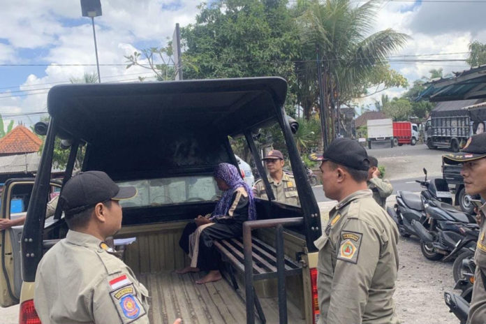 Ngamuk Di Tempat Umum, ODGJ Asal Jember Diamankan Satpol PP Gianyar 1