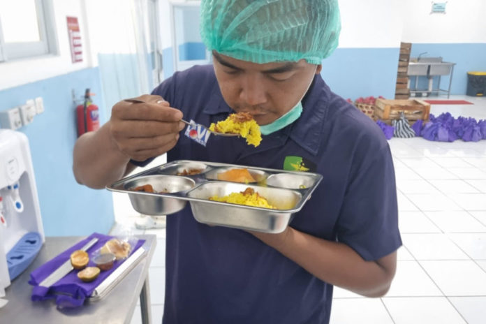 Pastikan Layak Konsumsi, Sidokkes Polres Gianyar Uji Klinis Menu MBG Di SPPG 1
