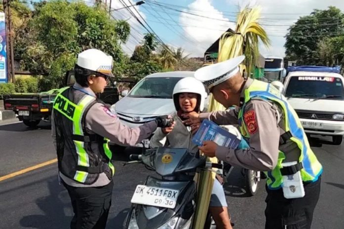 Pelanggaran WNA Didominasi Tak Pakai Helm 1