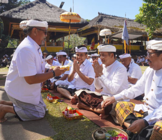 Pemkab Jembrana Gelar Bhakti Penganyar di Pura Mandara Giri Semeru Agung