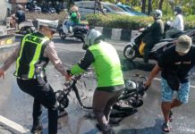 Pemotor Jatuh di Mumbul, Kendaraannya Langsung Terbakar