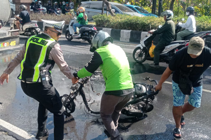 Pemotor Jatuh Di Mumbul, Kendaraannya Langsung Terbakar 1