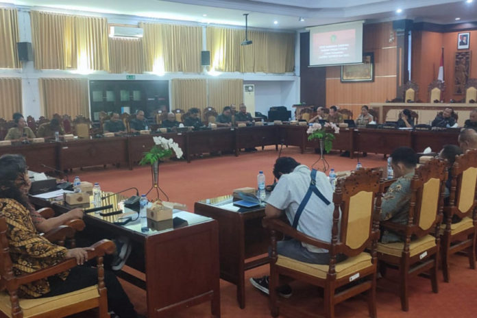 Pengemudi Logistik Datangi Dewan Terkait Wacana Pemindahan Penyebrangan Ke Celukan Bawang 1