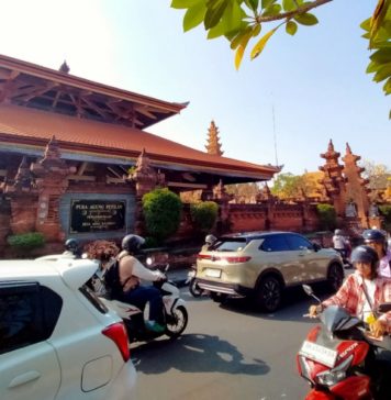 Penjor Peserta Lomba Serangkaian Ngerebong Mulai Dipasang, Arus Lalin Dialihkan Sementara
