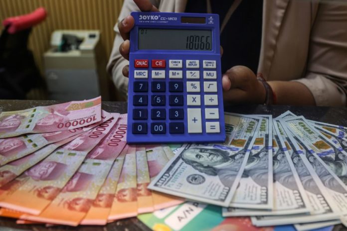 Permintaan Dolar AS Meningkat, Rupiah Ditutup Melemah 114 Poin 1