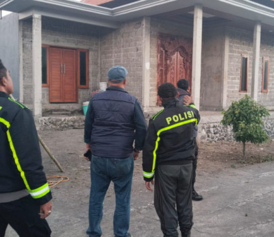 Pria di Kintamani Kurung Diri Bawa Sabit Sambil Live TikTok, Polsek Turun Tangan