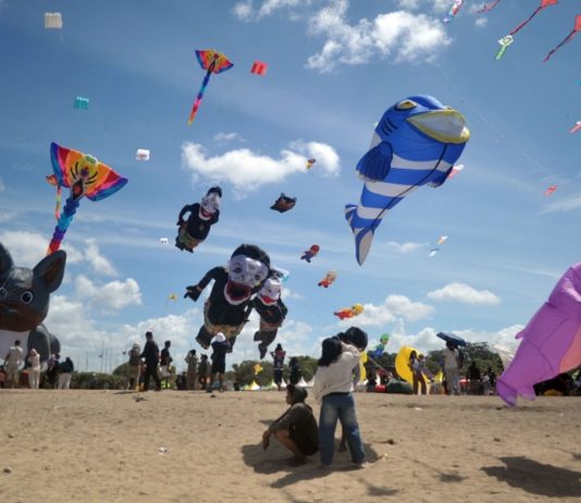Puluhan Negara Ikuti Rare Angon Festival 2026, Ribuan Layangan Hiasi Langit Sanur