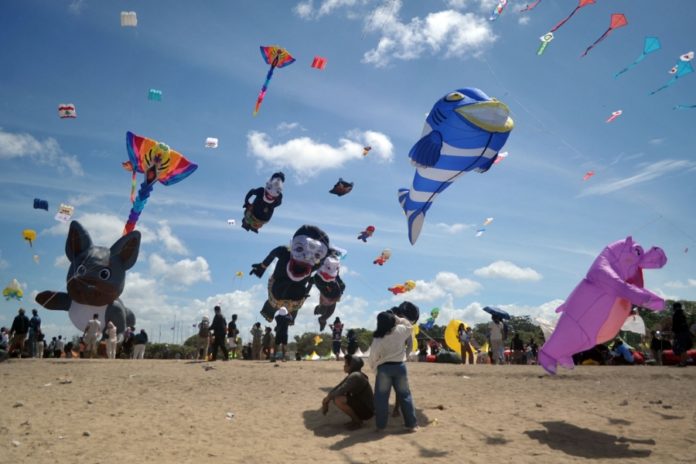 Puluhan Negara Ikuti Rare Angon Festival 2026, Ribuan Layangan Hiasi Langit Sanur 1