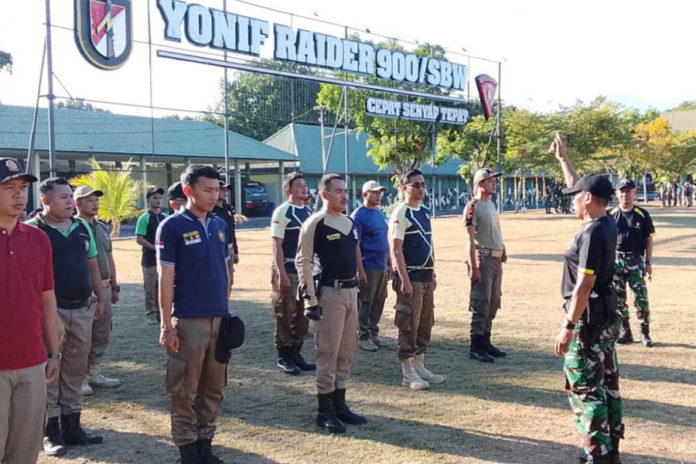 Puluhan Personel Satpol PP Buleleng Digembleng Yonif Raider 900/SBW 1