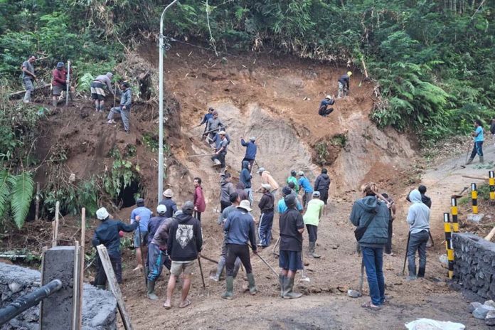 Puluhan Tahun Terisolasi, Jalan Banjar Alas Pujung Taro Akhirnya Diperlebar 1