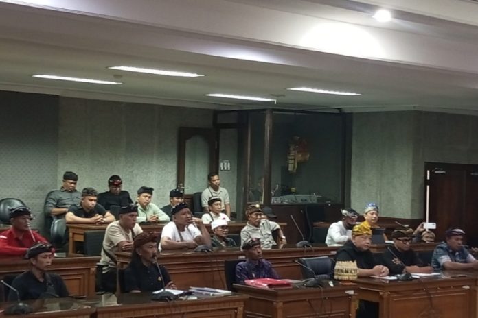 Ratusan Krama Desa Adat Telun Wayah Datangi DPRD Karangasem 1