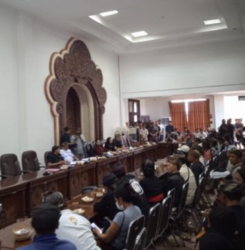 Ratusan Nasabah LPD Bedulu Demo di DPRD Gianyar, Tuntut Kepastian Dana Simpanan