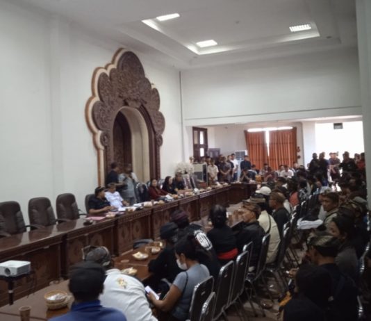 Ratusan Nasabah LPD Bedulu Demo di DPRD Gianyar, Tuntut Kepastian Dana Simpanan
