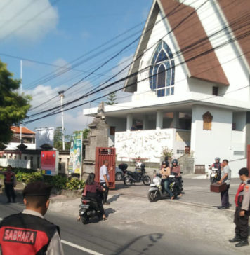 Sat Samapta Polres Gianyar Tingkatkan Pengamanan Gereja, Ratusan Warga Ikuti Ibadah Minggu