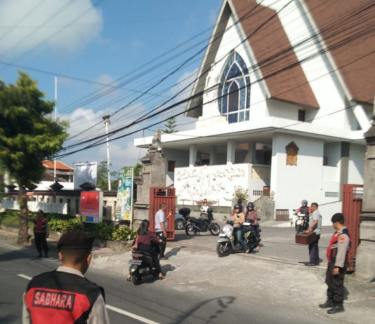 Sat Samapta Polres Gianyar Tingkatkan Pengamanan Gereja, Ratusan Warga Ikuti Ibadah Minggu