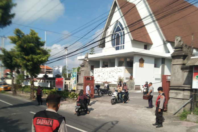 Sat Samapta Polres Gianyar Tingkatkan Pengamanan Gereja, Ratusan Warga Ikuti Ibadah Minggu 1