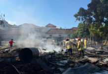 Sejumlah Kendaraan dan Tumpukan Kayu Terbakar di Pemecutan