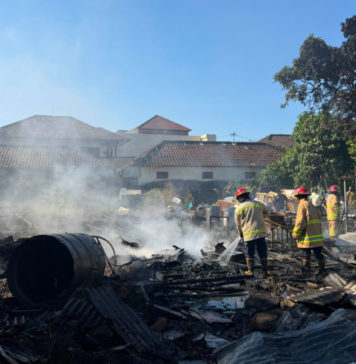 Sejumlah Kendaraan dan Tumpukan Kayu Terbakar di Pemecutan