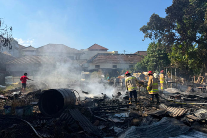 Sejumlah Kendaraan Dan Tumpukan Kayu Terbakar Di Pemecutan 1