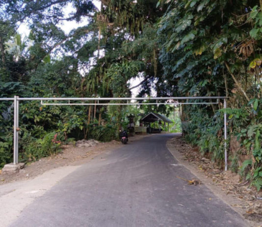 Sering Dilewati Truk Galian C, Warga Pasang Pembatas di Jalan Menuju Rendang Kelod
