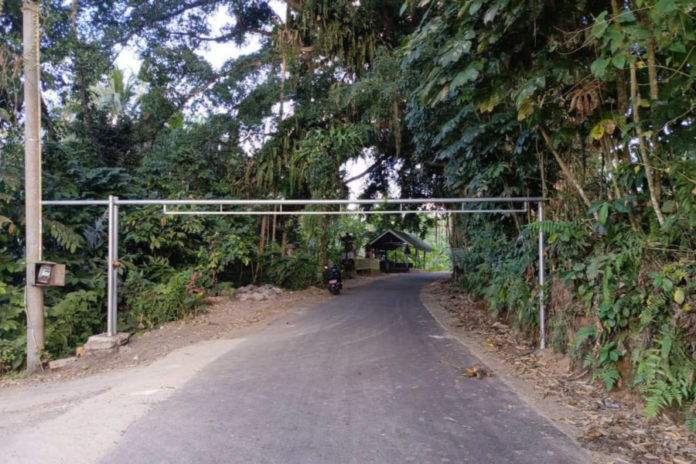 Sering Dilewati Truk Galian C, Warga Pasang Pembatas Di Jalan Menuju Rendang Kelod 1