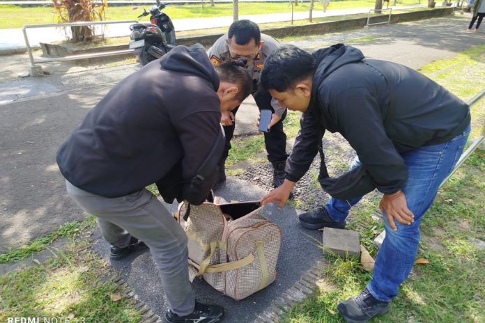 Tergeletak Di Semak Semak, Tas Berwana Krem Ditemukan Di Lapangan Bajra Sandhi 1