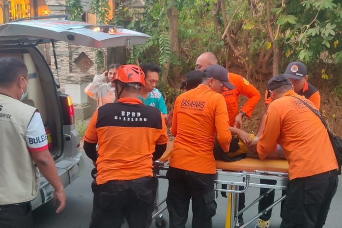 Terperosok Ke Jurang Saat Beristirahat, Warga Sudaji Alami Cedera Kaki 1