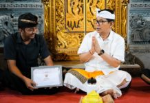 Tertib Administrasi Kependudukan, Ahli Waris di Sading Terima Piagam Penghargaan