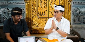 Tertib Administrasi Kependudukan, Ahli Waris di Sading Terima Piagam Penghargaan