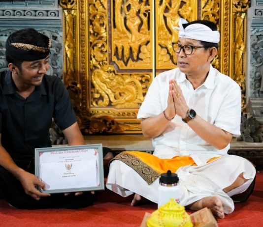 Tertib Administrasi Kependudukan, Ahli Waris di Sading Terima Piagam Penghargaan