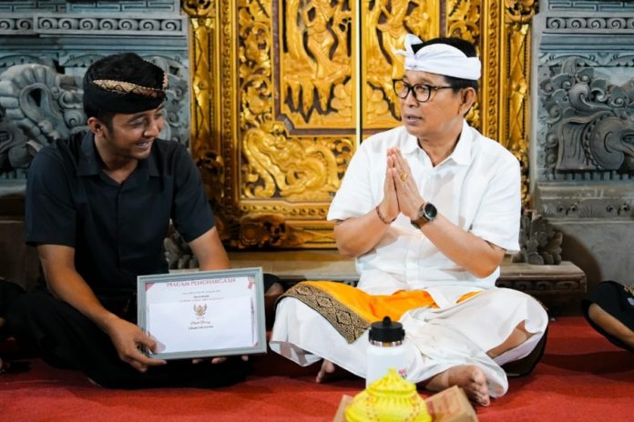 Tertib Administrasi Kependudukan, Ahli Waris Di Sading Terima Piagam Penghargaan 1