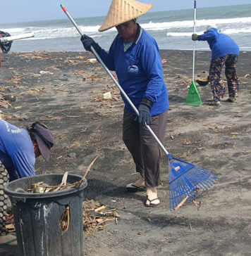 Tiga Srikandi Rawat Pantai Yeh Gangga dari Sampah Kiriman