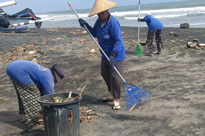 Tiga Srikandi Rawat Pantai Yeh Gangga Dari Sampah Kiriman 1