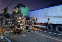 Truk Trailer Tabrak Truk Boks di Bajera Tabanan, Kernet Alami Luka Ringan