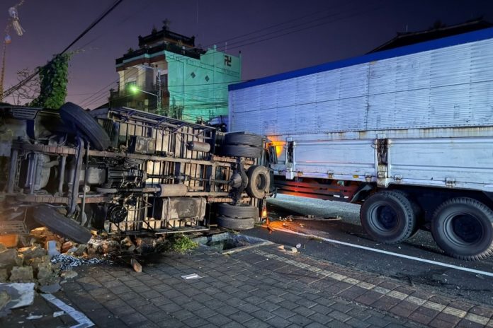 Truk Trailer Tabrak Truk Boks Di Bajera Tabanan, Kernet Alami Luka Ringan 1