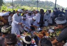 “Wariskan” Buku bagi Pelayat, Ratusan Orang Hadiri Pengabenan Made Taro di Punduk Dawa