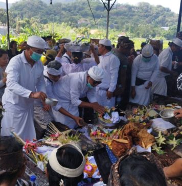 “Wariskan” Buku bagi Pelayat, Ratusan Orang Hadiri Pengabenan Made Taro di Punduk Dawa