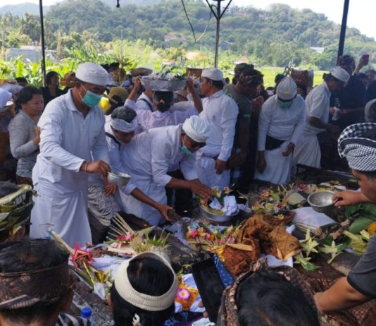 “Wariskan” Buku bagi Pelayat, Ratusan Orang Hadiri Pengabenan Made Taro di Punduk Dawa