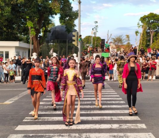 Zebra Cross Titik Nol Singaraja Disulap Jadi Catwalk, 60 Model Promosikan Endek Buleleng