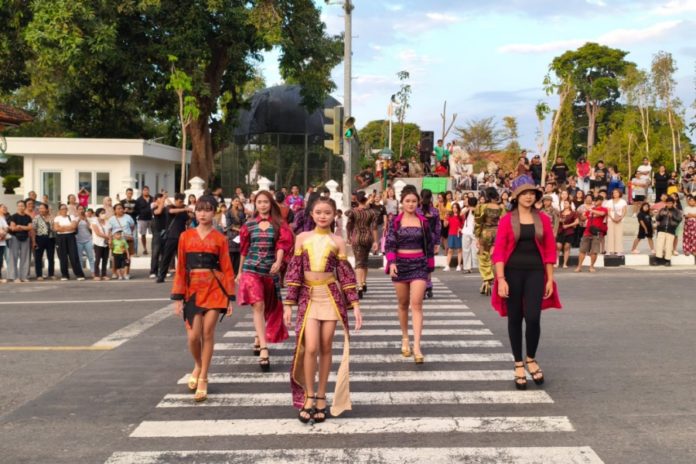 Zebra Cross Titik Nol Singaraja Disulap Jadi Catwalk, 60 Model Promosikan Endek Buleleng 1