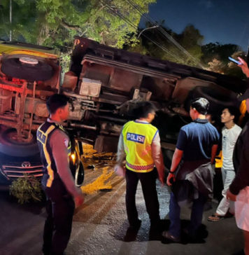 Truk Terguling dan Timpa Innova di Jimbaran