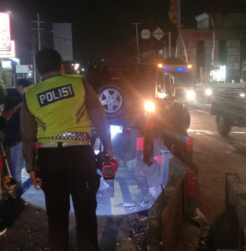 Tabrak Pembatas Jalan Depan Living World, Mobil Mewah Terguling