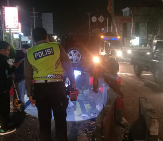 Tabrak Pembatas Jalan Depan Living World, Mobil Mewah Terguling