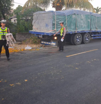 Tabrak Truk Parkir di Pemuteran, Penumpang Avanza Tewas