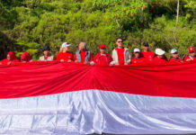 Christian Sugiono Berbaur dengan Warga, Bentangkan Bendera Merah Putih 45 Meter di Shortcut Candikuning