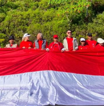 Christian Sugiono Berbaur dengan Warga, Bentangkan Bendera Merah Putih 45 Meter di Shortcut Candikuning