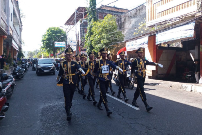 47 Regu Pelajar SMP Ramaikan Lomba Gerak Jalan HUT RI Ke 81 Di Karangasem 1