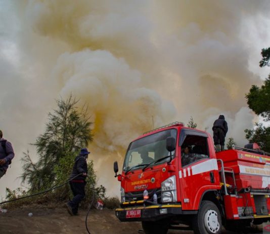Kebakaran Meluas, Akses Wisata Gunung Bromo Ditutup Total