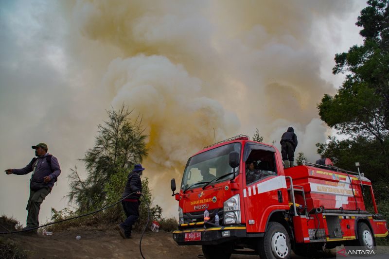 60 Hektare Lahan di Kawasan Gunung Bromo Terbakar