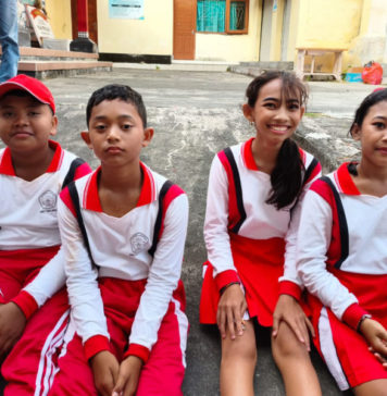 7 Kilometer Bertahan Tanpa Sepatu, Siswa SD Buleleng Tetap Melangkah Meski Kaki Bengkak